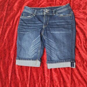👖 Trendy Knee-Length Denim Shorts – Size M